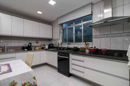 Casa à venda com 330m², 5 quartos e 3 vagasCozinha