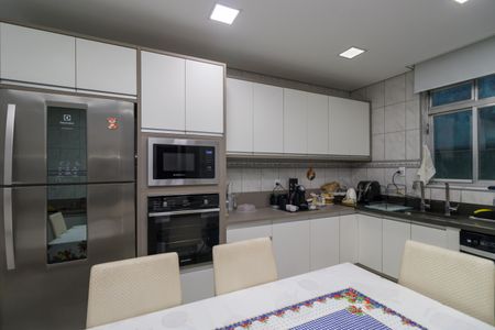 Casa à venda com 330m², 5 quartos e 3 vagasCozinha