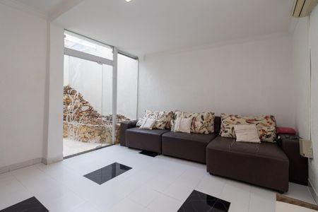 Casa à venda com 330m², 5 quartos e 3 vagasSala de TV