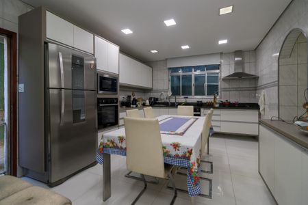 Casa à venda com 330m², 5 quartos e 3 vagasCozinha