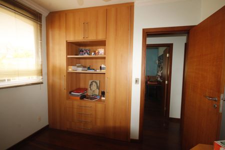 Casa à venda com 347m², 5 quartos e 8 vagasQuarto 2