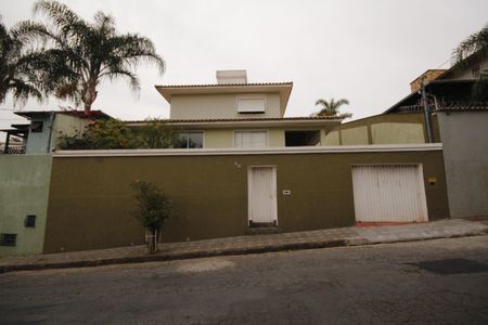 Casa à venda com 347m², 5 quartos e 8 vagasFachada