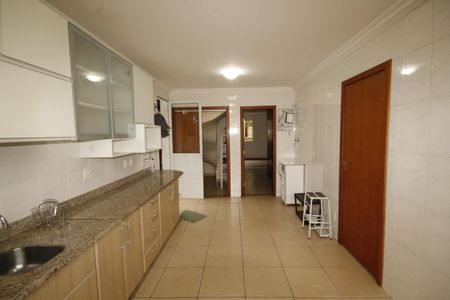 Casa à venda com 347m², 5 quartos e 8 vagasCozinha