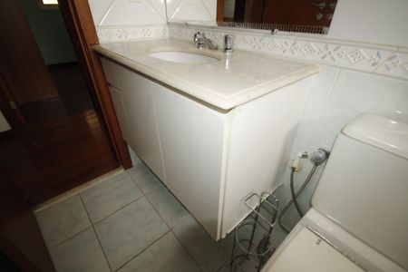 Casa à venda com 347m², 5 quartos e 8 vagasBanheiro Social