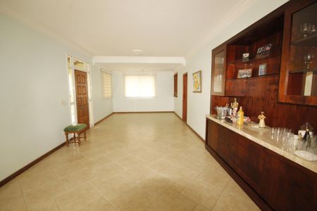 Casa à venda com 347m², 5 quartos e 8 vagasSala