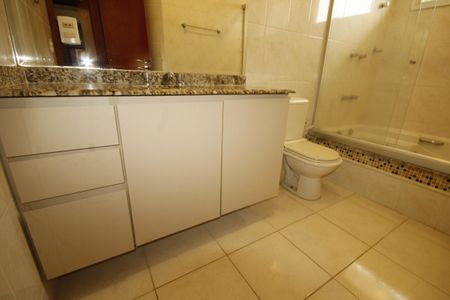 Casa à venda com 347m², 5 quartos e 8 vagasBanheiro da Suíte