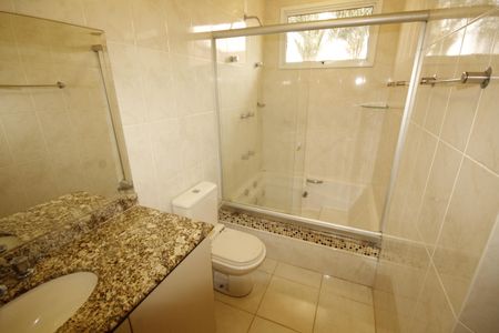 Casa à venda com 347m², 5 quartos e 8 vagasBanheiro da Suíte