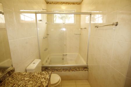 Casa à venda com 347m², 5 quartos e 8 vagasBanheiro da Suíte