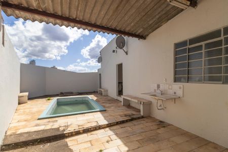 Casa à venda com 260m², 3 quartos e 4 vagas Casa à venda com 260m², 3 quartos e 4 vagasQuintal com piscina