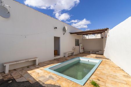 Casa à venda com 260m², 3 quartos e 4 vagas Casa à venda com 260m², 3 quartos e 4 vagasQuintal com piscina