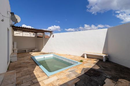 Casa à venda com 260m², 3 quartos e 4 vagas Casa à venda com 260m², 3 quartos e 4 vagasQuintal com piscina