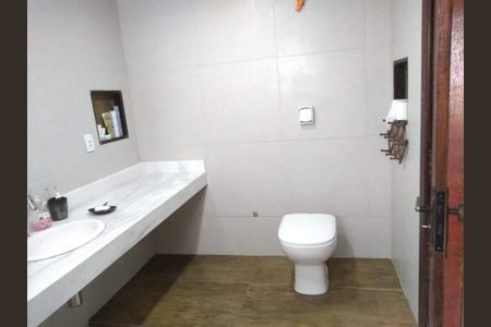 Casa de condomínio à venda com 312m², 3 quartos e 3 vagas Casa de condomínio à venda com 312m², 3 quartos e 3 vagasBanheiro 3
