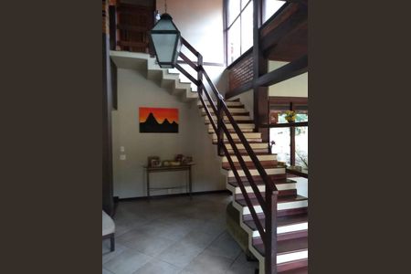 Casa de condomínio à venda com 312m², 3 quartos e 3 vagas Casa de condomínio à venda com 312m², 3 quartos e 3 vagasEscada