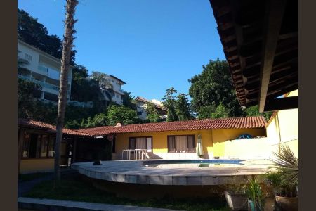 Casa de condomínio à venda com 312m², 3 quartos e 3 vagas Casa de condomínio à venda com 312m², 3 quartos e 3 vagasÁrea comum - Piscina