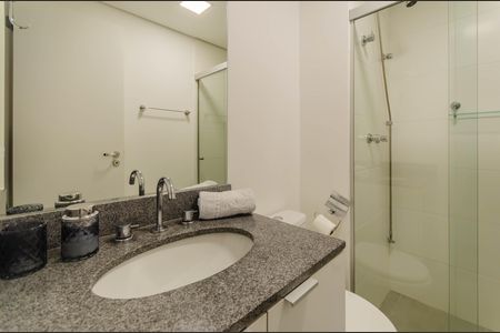 Banheiro de kitnet/studio para alugar com 1 quarto, 25m² em Liberdade, São Paulo
