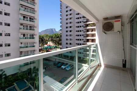 Apartamento à venda com 67m², 2 quartos e 1 vaga Apartamento à venda com 67m², 2 quartos e 1 vagaVaranda