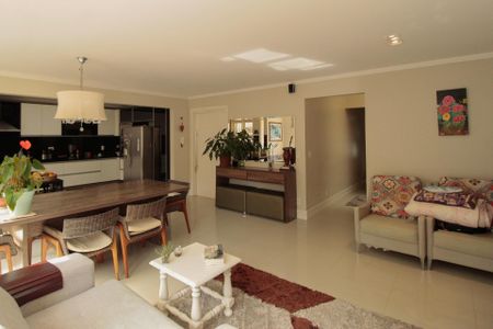 Casa à venda com 300m², 3 quartos e 4 vagasSala