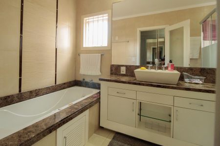 Casa à venda com 300m², 3 quartos e 4 vagasBanheiro da Suíte 3