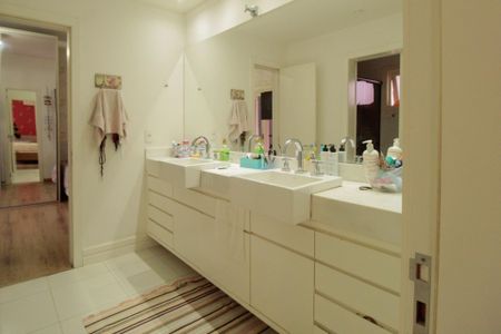 Casa à venda com 300m², 3 quartos e 4 vagasBanheiro da Suíte 1 e 2