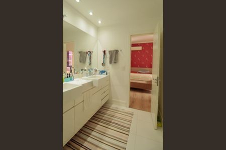 Casa à venda com 300m², 3 quartos e 4 vagasBanheiro da Suíte 1 e 2