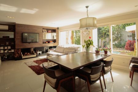 Casa à venda com 300m², 3 quartos e 4 vagasSala