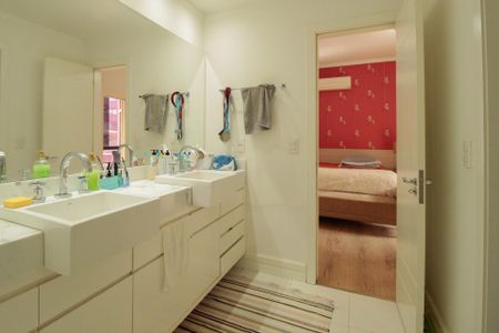 Casa à venda com 300m², 3 quartos e 4 vagasBanheiro da Suíte 1 e 2