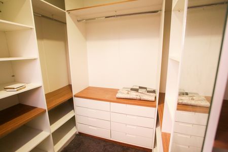 Apartamento para alugar com 169m², 3 quartos e 1 vaga Apartamento para alugar com 169m², 3 quartos e 1 vagaCloset do Quarto 1