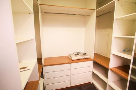 Apartamento para alugar com 169m², 3 quartos e 1 vaga Apartamento para alugar com 169m², 3 quartos e 1 vagaCloset do Quarto 1