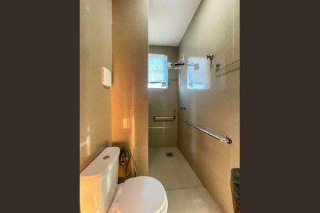 Casa à venda com 375m², 6 quartos e 8 vagasBanheiro da Suíte 2