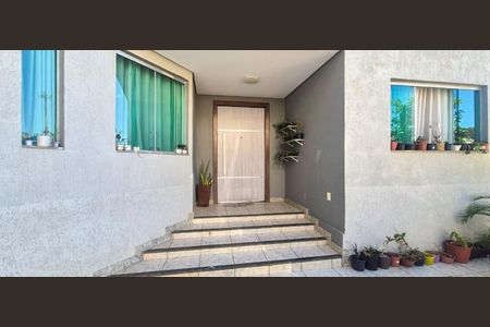 Casa à venda com 375m², 6 quartos e 8 vagasFachada