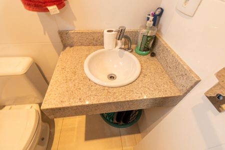 Casa de condomínio para alugar com 320m², 3 quartos e 4 vagasBanheiro de serviço