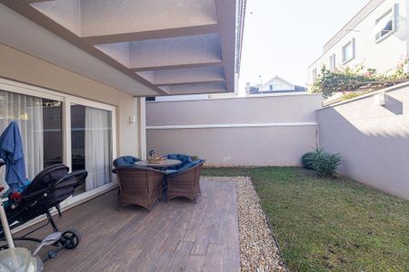 Casa de condomínio para alugar com 320m², 3 quartos e 4 vagasQuintal