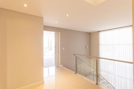 Casa de condomínio para alugar com 320m², 3 quartos e 4 vagasSala