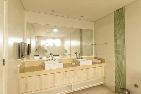 Casa de condomínio para alugar com 320m², 3 quartos e 4 vagasBanheiro da Suíte 1