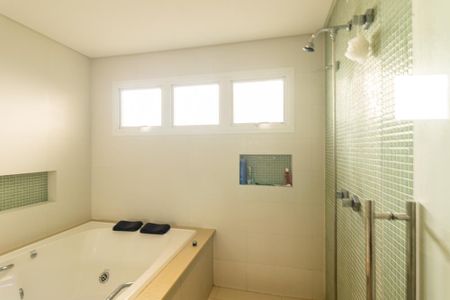 Casa de condomínio para alugar com 320m², 3 quartos e 4 vagasBanheiro da Suíte 1