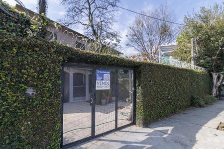 Casa para alugar com 179m², 3 quartos e 3 vagas Casa para alugar com 179m², 3 quartos e 3 vagasFachada