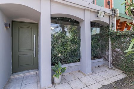 Casa para alugar com 179m², 3 quartos e 3 vagas Casa para alugar com 179m², 3 quartos e 3 vagasFachada