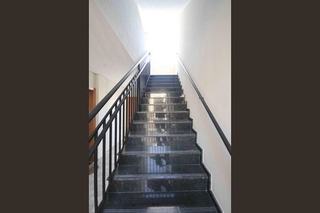Apartamento à venda com 42m², 2 quartos e sem vaga Apartamento à venda com 42m², 2 quartos e sem vagaEscada