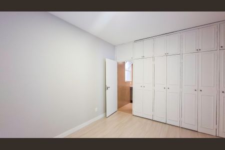 Apartamento à venda com 220m², 4 quartos e 2 vagas Apartamento à venda com 220m², 4 quartos e 2 vagasSuíte