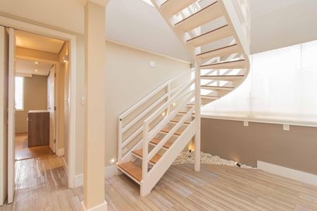 Apartamento à venda com 177m², 4 quartos e 3 vagas Apartamento à venda com 177m², 4 quartos e 3 vagasEscadas