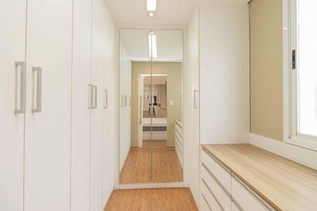 Apartamento à venda com 177m², 4 quartos e 3 vagas Apartamento à venda com 177m², 4 quartos e 3 vagasCloset da suíte