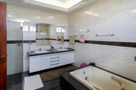 Casa à venda com 430m², 4 quartos e 6 vagasBanheiro da Suíte