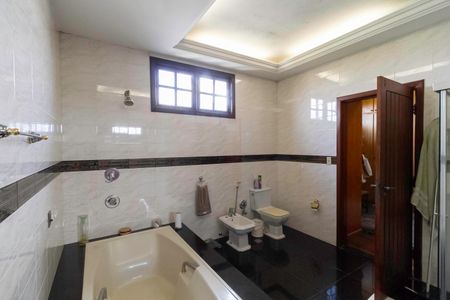 Casa à venda com 430m², 4 quartos e 6 vagasBanheiro da Suíte