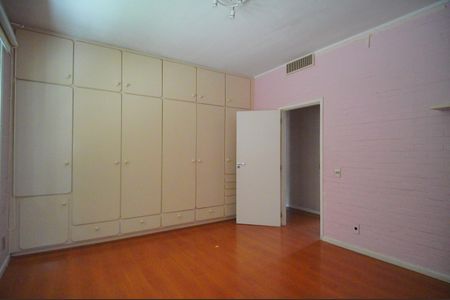 Casa para alugar com 600m², 5 quartos e 4 vagasQuarto