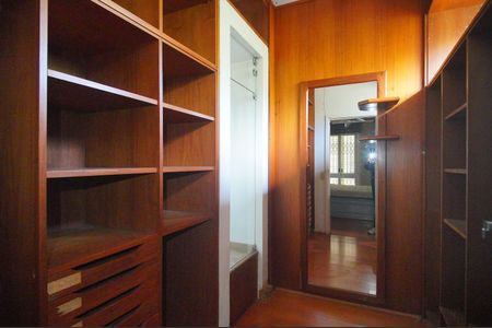 Casa para alugar com 600m², 5 quartos e 4 vagasCloset da suíte 2