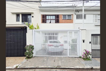 Casa à venda com 118m², 3 quartos e 3 vagas Casa à venda com 118m², 3 quartos e 3 vagasFachada