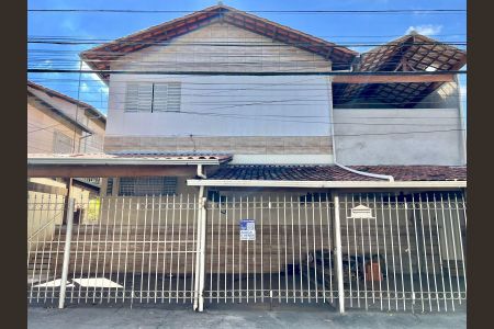 Casa à venda com 77m², 3 quartos e 1 vaga Casa à venda com 77m², 3 quartos e 1 vagaFachada