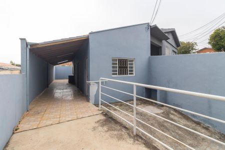 Casa à venda com 320m², 1 quarto e 1 vagaFachada interna e vagas de garagem