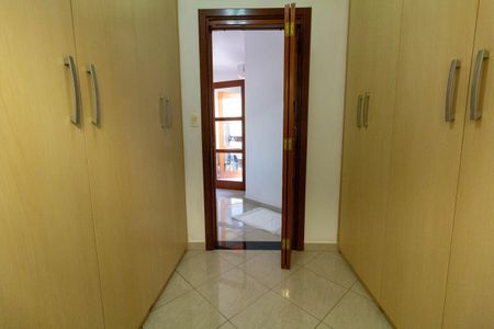 Casa à venda com 350m², 4 quartos e 6 vagas Casa à venda com 350m², 4 quartos e 6 vagasCloset da suíte