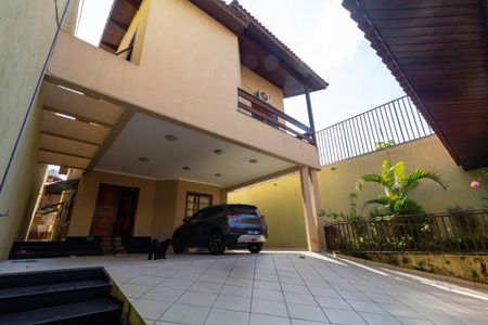 Casa à venda com 350m², 4 quartos e 6 vagas Casa à venda com 350m², 4 quartos e 6 vagasGaragem